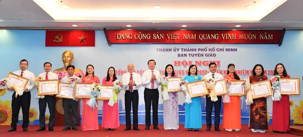 Tặng Bằng khen cho các tập thể, cá nhân. Ảnh: VIỆT DŨNG