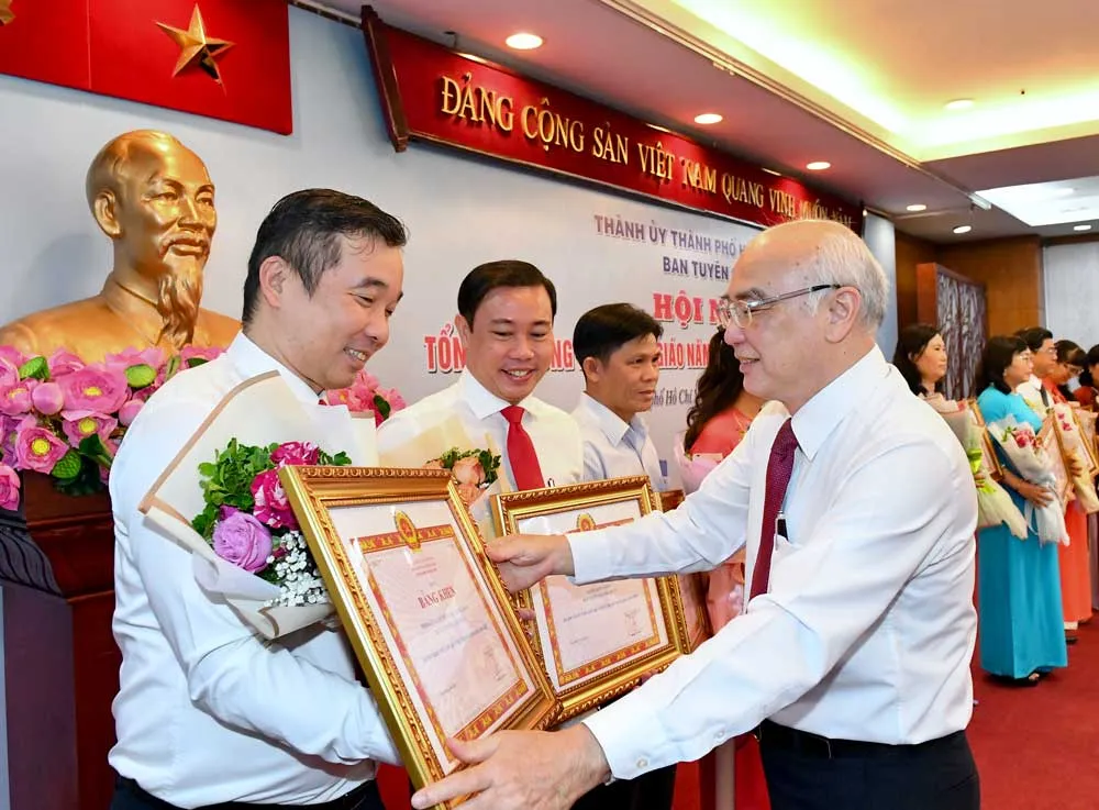 Trưởng Ban Tuyên giáo Thành ủy TPHCM Phan Nguyễn Như Khuê tặng Bằng khen cho các tập thể, cá nhân. Ảnh: VIỆT DŨNG