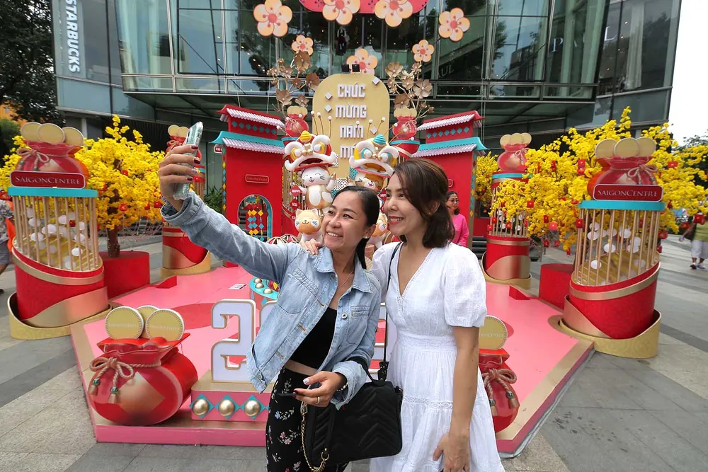 Cổng hoa tươi tắn sắc màu tại Sài Gòn Center (đường Lê Lợi, quận 1) Cổng hoa tươi tắn sắc màu tại Sài Gòn Center (đường Lê Lợi, quận 1)