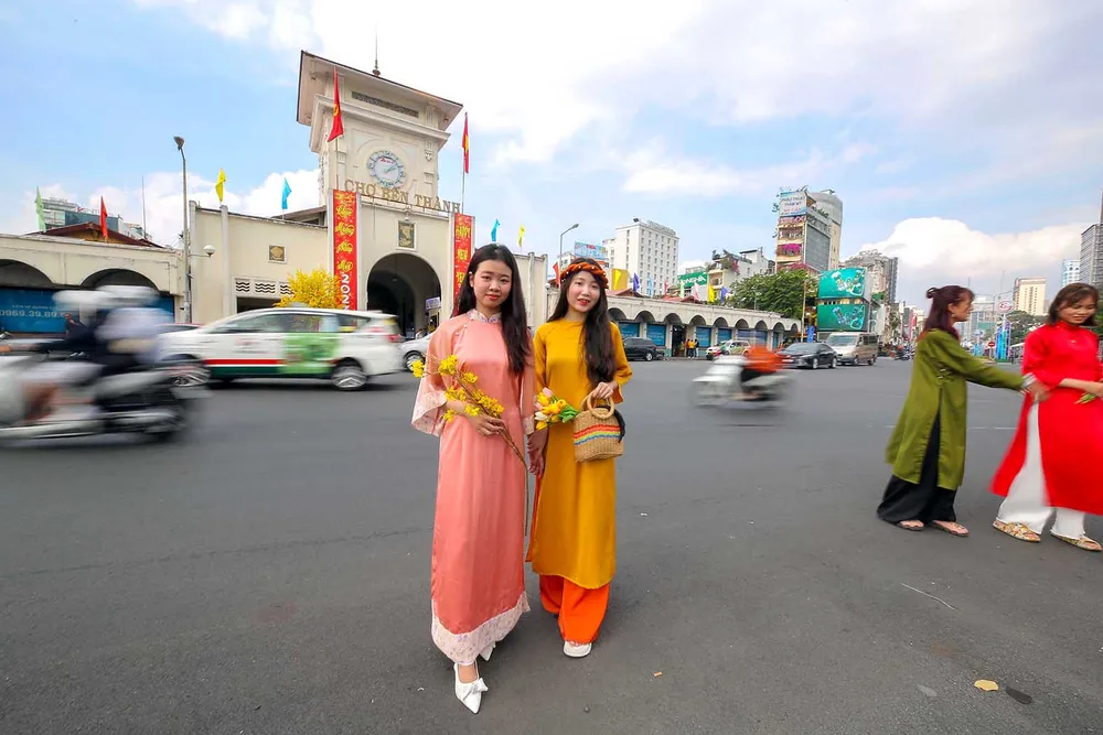 Khu vực chợ Bến Thành (quận 1) có rất đông bạn trẻ chụp hình với áo dài Khu vực chợ Bến Thành (quận 1) có rất đông bạn trẻ chụp hình với áo dài