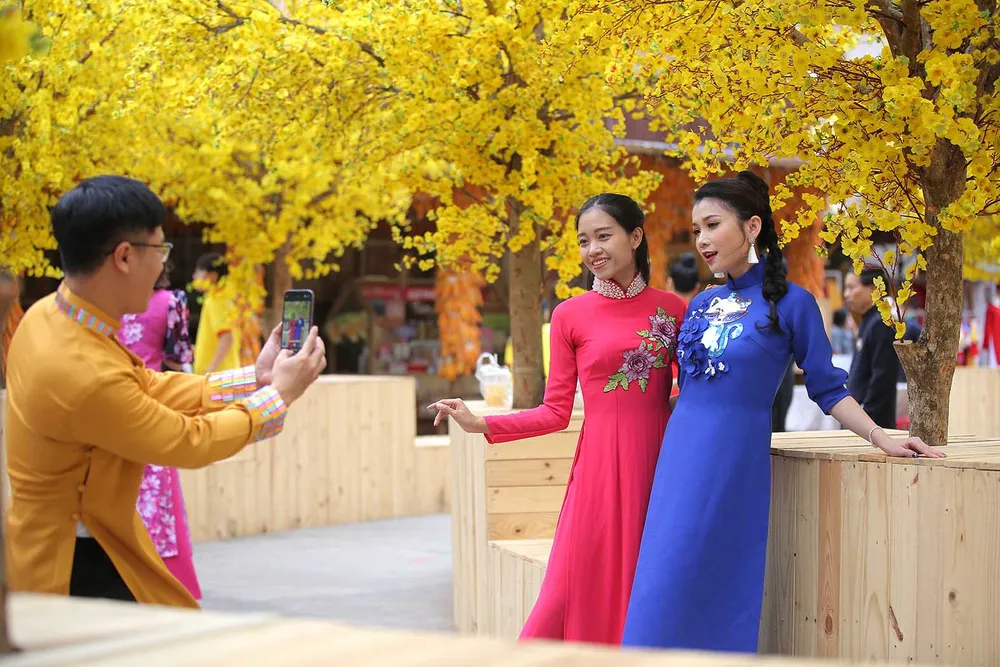 Nhiều bạn trẻ chụp hình tại không gian Tết Việt (Nhà văn hóa Thanh niên, quận 1) ngày 14-1 Nhiều bạn trẻ chụp hình tại không gian Tết Việt (Nhà văn hóa Thanh niên, quận 1) ngày 14-1