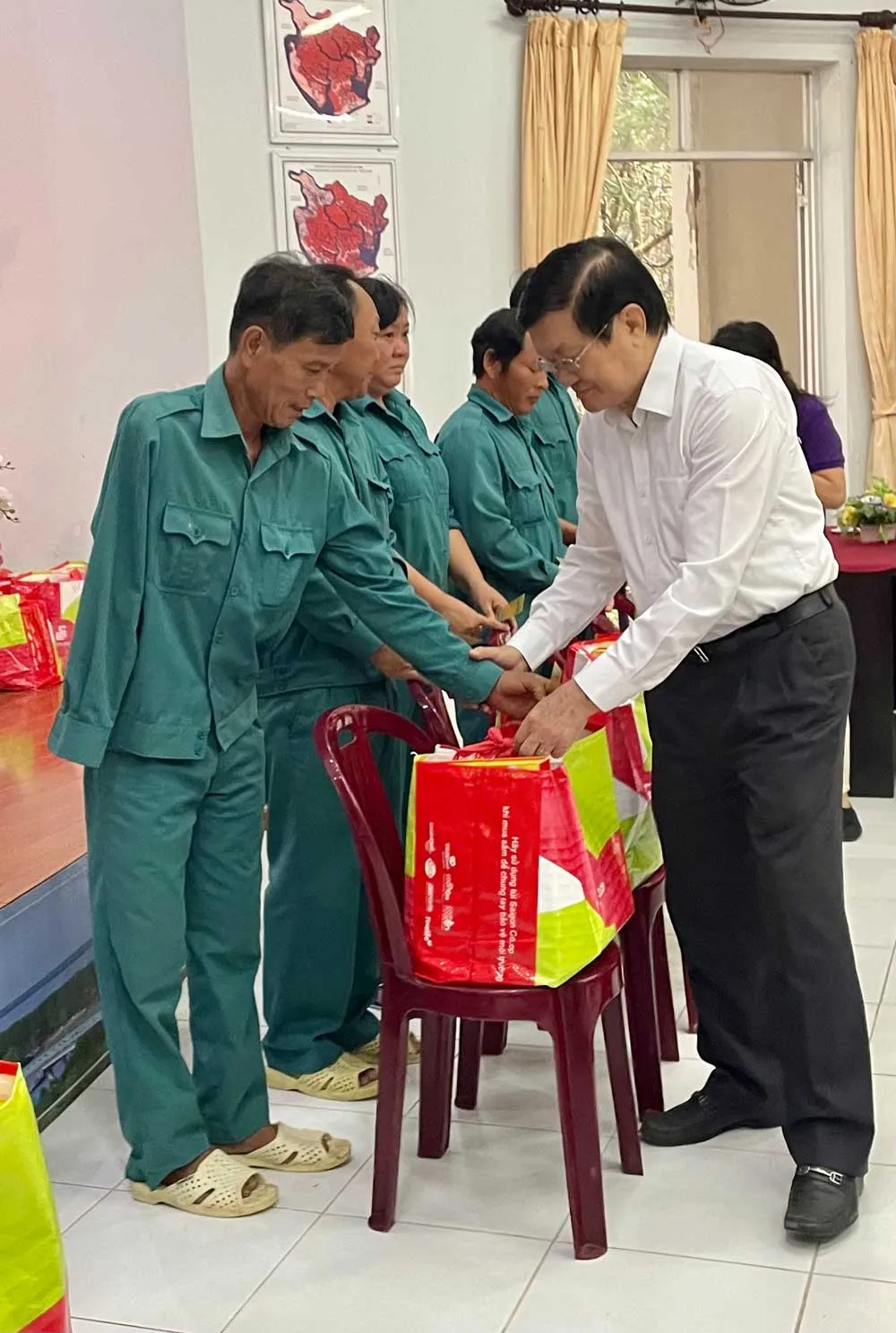 Nguyên Chủ tịch nước Trương Tấn Sang trao quà cho người bảo vệ rừng Nguyên Chủ tịch nước Trương Tấn Sang trao quà cho người bảo vệ rừng