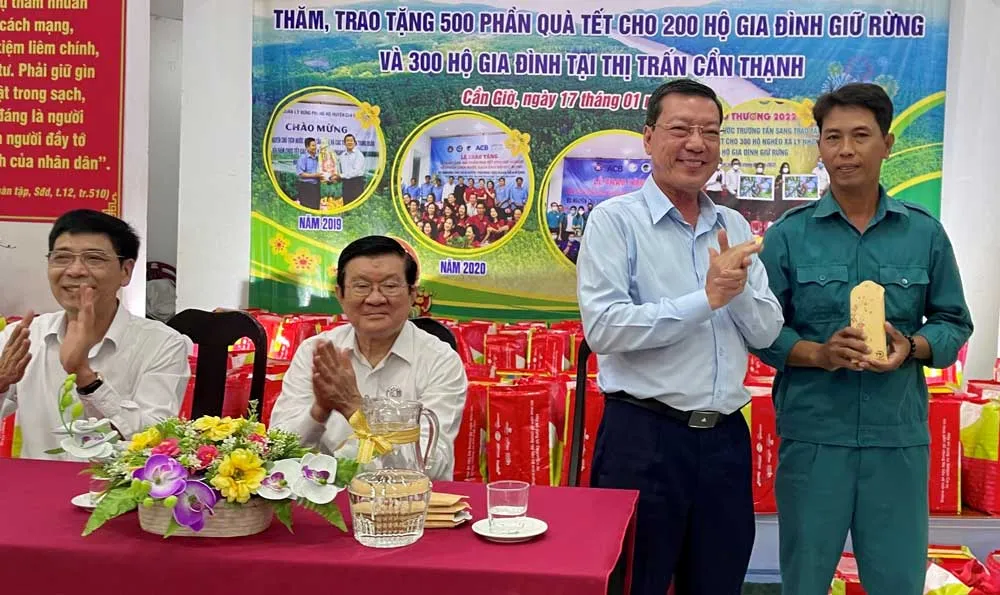 Chủ tịch UBND huyện Cần Giờ Nguyễn Văn Hồng thay mặt nhóm Chia Sẻ - Sharing trao học bổng cho gia đình người bảo vệ rừng Nguyễn Văn Tú Chủ tịch UBND huyện Cần Giờ Nguyễn Văn Hồng thay mặt nhóm Chia Sẻ - Sharing trao học bổng cho gia đình người bảo vệ rừng Nguyễn Văn Tú