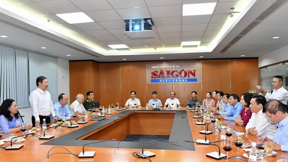 Phó Chủ tịch UBND TPHCM Dương Anh Đức chúc tết Báo Sài Gòn Giải Phóng. Ảnh: VIỆT DŨNG Phó Chủ tịch UBND TPHCM Dương Anh Đức chúc tết Báo Sài Gòn Giải Phóng. Ảnh: VIỆT DŨNG