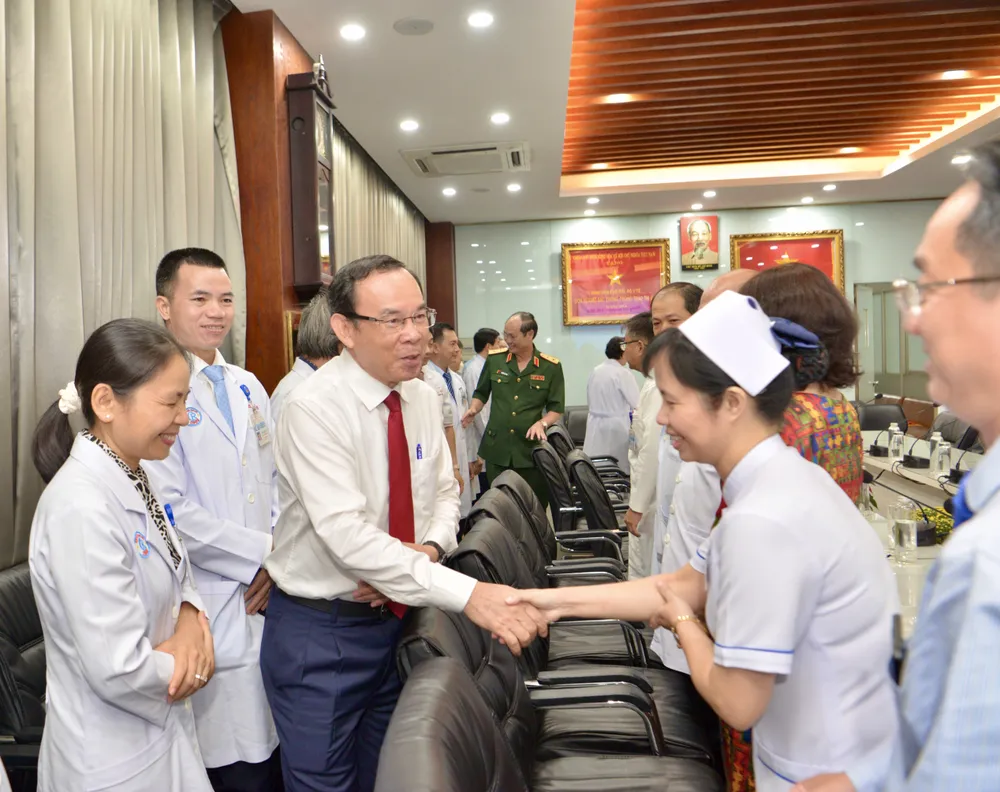 Bí thư Thành ủy TPHCM Nguyễn Văn Nên chúc tết y bác sĩ Bệnh viện Chợ Rẫy. Ảnh: CAO THĂNG