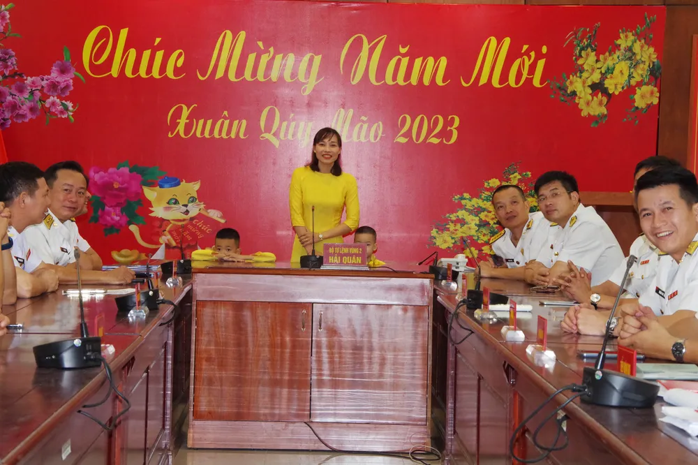 Chị Nguyễn Thị Quỳnh Chi và 2 con của Đại úy Hồ Sỹ Lương Chị Nguyễn Thị Quỳnh Chi và 2 con của Đại úy Hồ Sỹ Lương