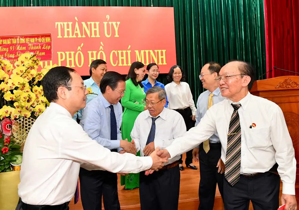 Phó Bí thư Thành ủy TPHCM Nguyễn Văn Hiếu tiếp thành viên đoàn đại biểu. Ảnh: VIỆT DŨNG