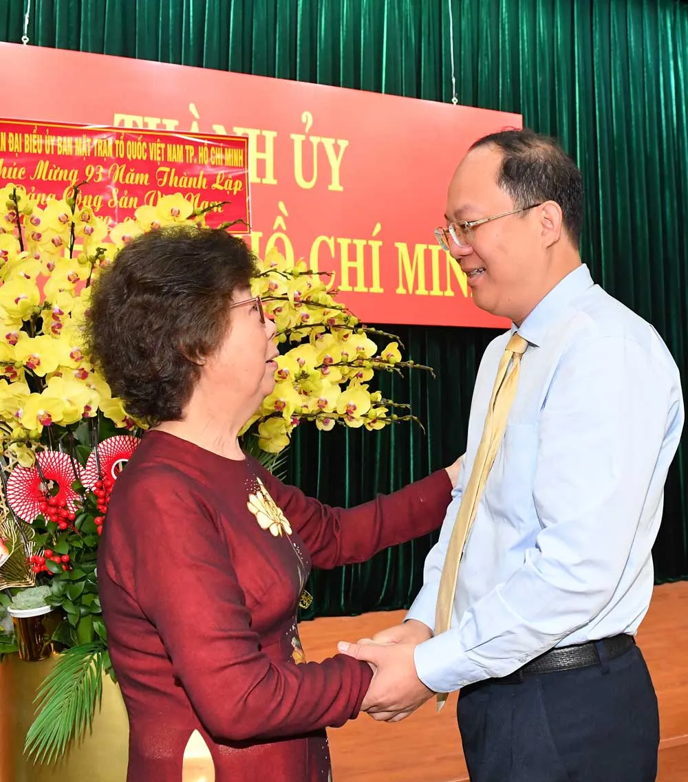 Phó Bí thư Thành ủy TPHCM Nguyễn Hồ Hải trò chuyện cùng thành viên đoàn đại biểu. Ảnh: VIỆT DŨNG