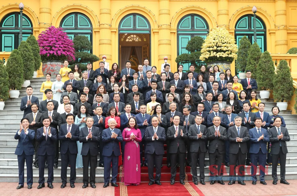 Thường trực Ban Bí thư Võ Văn Thưởng và nguyên Chủ tịch nước Nguyễn Xuân Phúc chụp ảnh chung cùng các đại biểu dự buổi lễ, chiều 4-2-2023. Ảnh: QUANG PHÚC