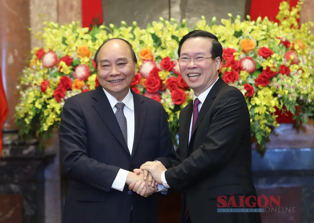 Thường trực Ban Bí thư Võ Văn Thưởng cùng nguyên Chủ tịch nước Nguyễn Xuân Phúc, chiều 4-2-2023. Ảnh: QUANG PHÚC