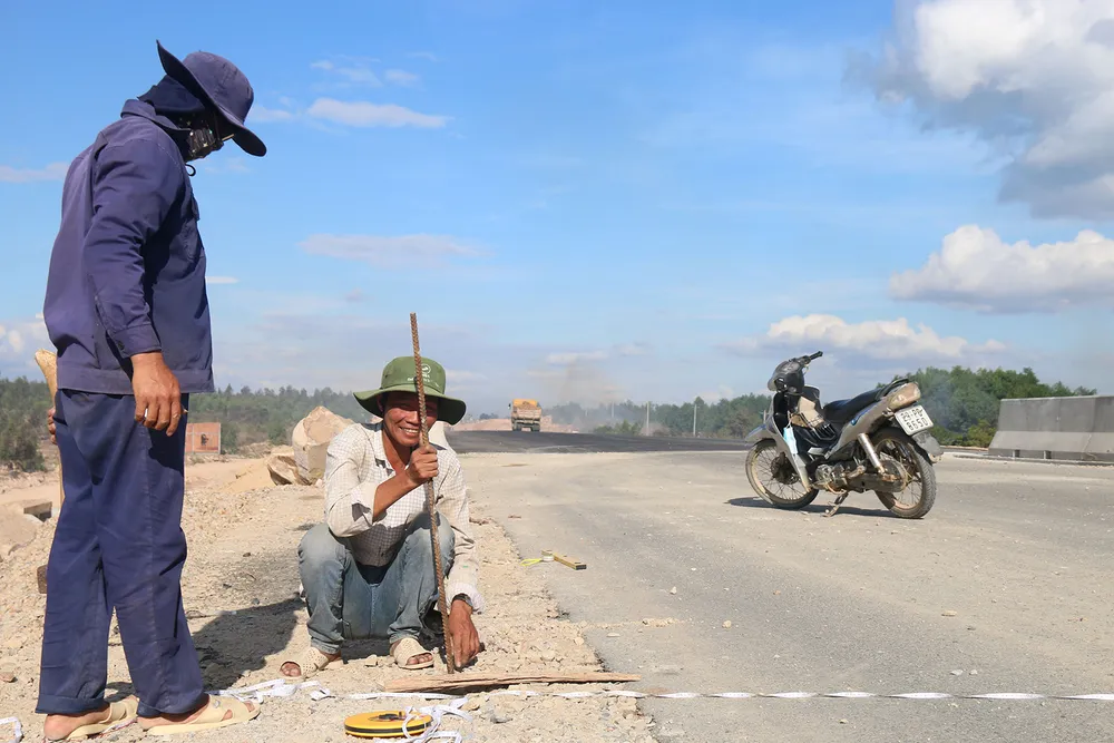 Công nhân miệt mài làm việc để tuyến cao tốc Phan Thiết - Dầu Giây, đoạn qua tỉnh Bình Thuận kịp tiến độ thông xe vào tháng 4-2023 Công nhân miệt mài làm việc để tuyến cao tốc Phan Thiết - Dầu Giây, đoạn qua tỉnh Bình Thuận kịp tiến độ thông xe vào tháng 4-2023