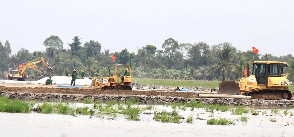Khởi công dự án thành phần đoạn Hậu Giang - Cà Mau Khởi công dự án thành phần đoạn Hậu Giang - Cà Mau