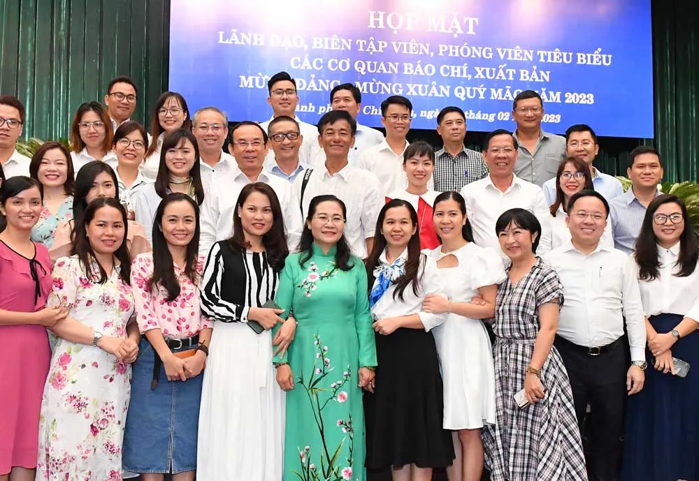 Các đồng chí lãnh đạo TPHCM chụp hình cùng đội ngũ phóng viên báo đài. Ảnh: VIỆT DŨNG Các đồng chí lãnh đạo TPHCM chụp hình cùng đội ngũ phóng viên báo đài. Ảnh: VIỆT DŨNG