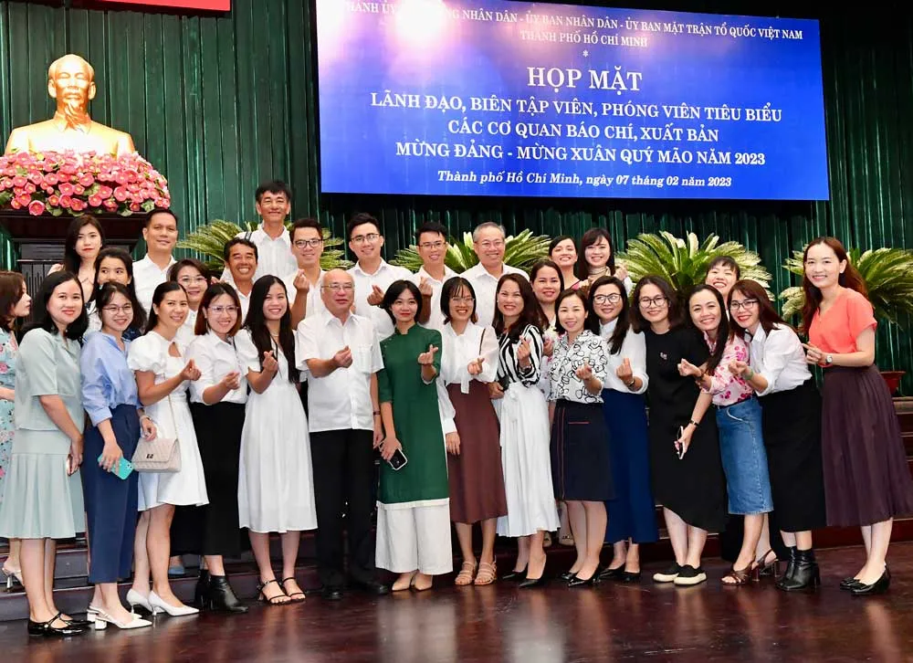 Trưởng Ban Tuyên giáo Thành ủy TPHCM Phan Nguyễn Như Khuê chụp hình cùng đội ngũ phóng viên báo đài. Ảnh: VIỆT DŨNG Trưởng Ban Tuyên giáo Thành ủy TPHCM Phan Nguyễn Như Khuê chụp hình cùng đội ngũ phóng viên báo đài. Ảnh: VIỆT DŨNG