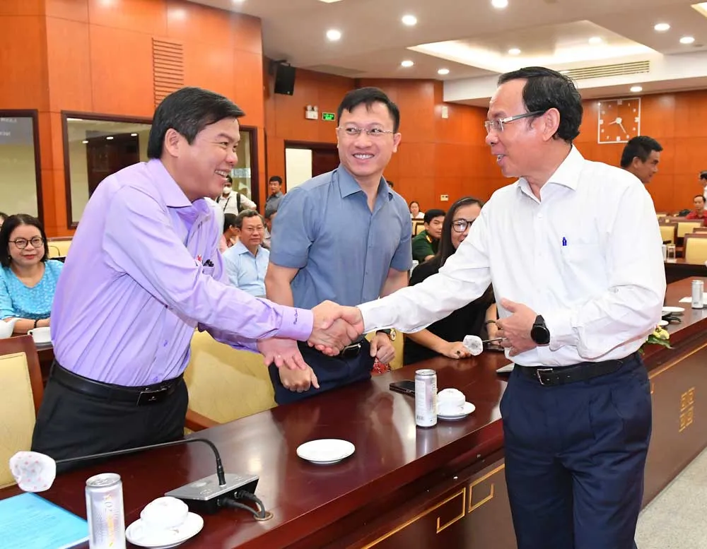 Bí thư Thành ủy TPHCM Nguyễn Văn Nên trao đổi cùng Tổng Biên tập Báo SGGP Tăng Hữu Phong. Ảnh: VIỆT DŨNG Bí thư Thành ủy TPHCM Nguyễn Văn Nên trao đổi cùng Tổng Biên tập Báo SGGP Tăng Hữu Phong. Ảnh: VIỆT DŨNG