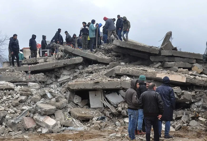 Lực lượng cứu hộ tìm kiếm nạn nhân tại hiện trường đổ nát sau trận động đất tại Jableh, tỉnh Latakia, Syria, ngày 6-2-2023. Ảnh: THX/ TTXVN Lực lượng cứu hộ tìm kiếm nạn nhân tại hiện trường đổ nát sau trận động đất tại Jableh, tỉnh Latakia, Syria, ngày 6-2-2023. Ảnh: THX/ TTXVN