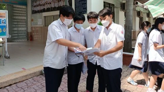 Thí sinh trao đổi sau giờ làm bài môn Ngữ văn tại Kỳ thi tuyển sinh lớp 10 năm học 2022-2023