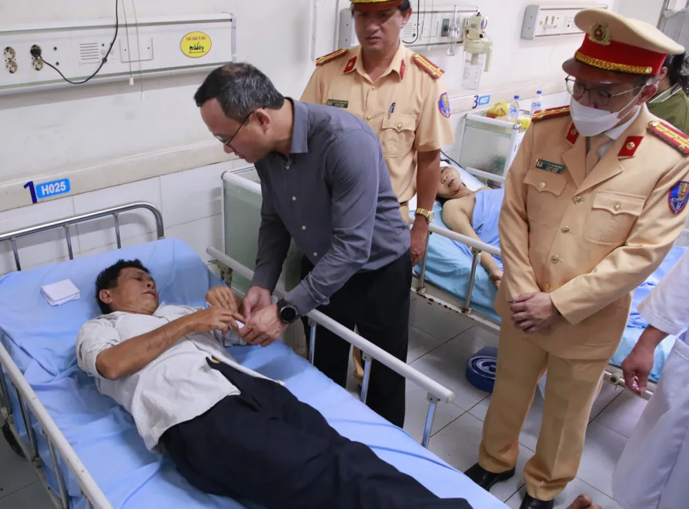 Ông Khuất Việt Hùng, Phó Chủ tịch chuyên trách Ủy ban An toàn giao thông quốc gia, thăm nạn nhân trong vụ tai nạn. Ảnh: XUÂN QUỲNH Ông Khuất Việt Hùng, Phó Chủ tịch chuyên trách Ủy ban An toàn giao thông quốc gia, thăm nạn nhân trong vụ tai nạn. Ảnh: XUÂN QUỲNH