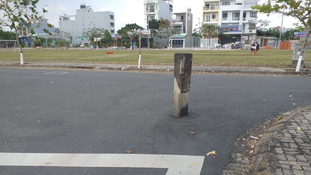 Cột bê tông dưới lòng đường