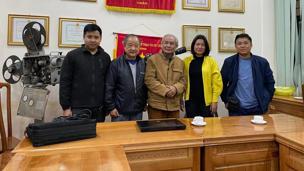 Họp báo đoàn làm phim. (Từ trái qua: quay phim Quang Nga, đạo diễn NSND Như Vũ, họa sĩ Ba Tỉnh, đạo diễn Như Hiền, quay phim Quốc Khánh)