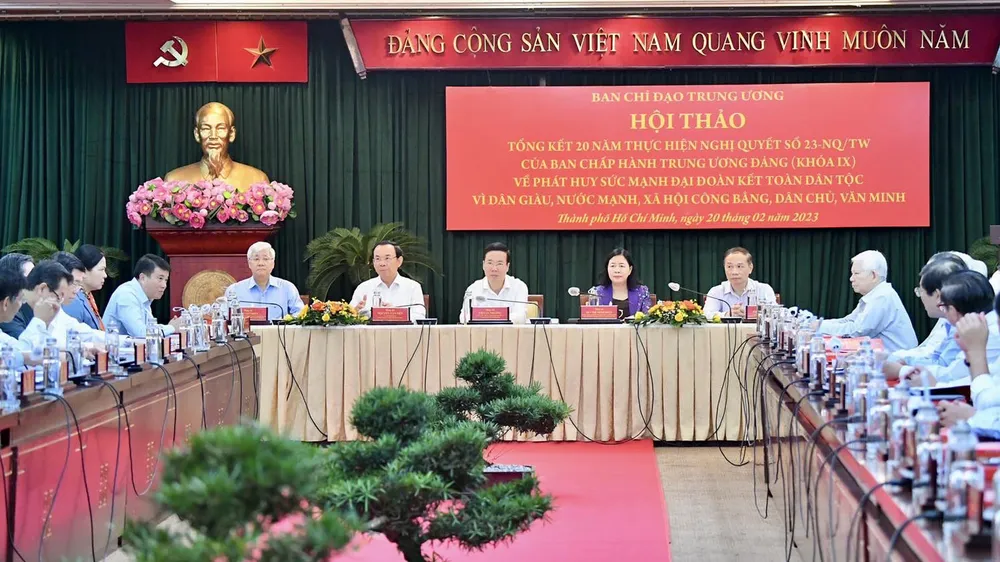 Thường trực Ban Bí thư Võ Văn Thưởng cùng các đồng chí chủ trì hội thảo tổng kết 20 năm thực hiện Nghị quyết 23. Ảnh: VIỆT DŨNG