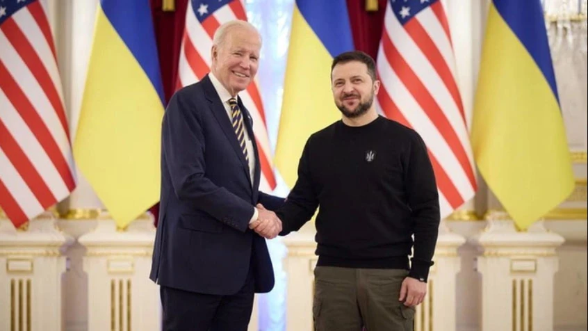 Tổng thống Mỹ Joe Biden (trái) và Tổng thống Ukraine Volodymyr Zelensky tại Dinh Tổng thống Ukraine ở thủ đô Kiev vào ngày 20-2-2023. Ảnh: Guardian