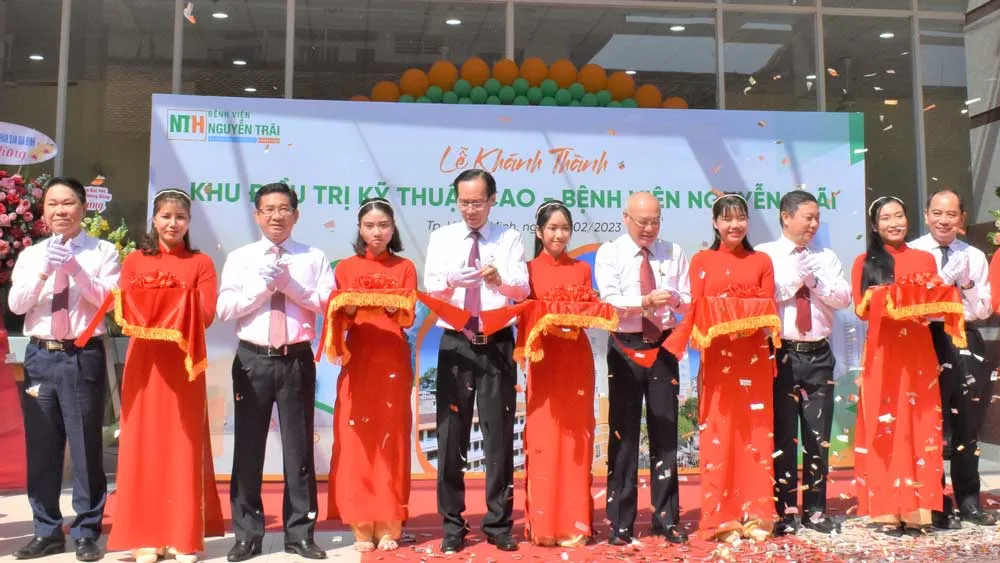 Các đồng chí lãnh đạo thành phố, quận 5 và bệnh viện cắt băng khánh thành Các đồng chí lãnh đạo thành phố, quận 5 và bệnh viện cắt băng khánh thành