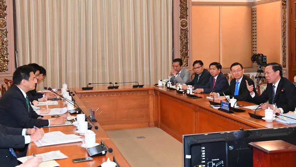 Chủ tịch UBND TPHCM Phan Văn Mãi tiếp ông Takei Shunsuke, Thứ trưởng Bộ Ngoại giao Nhật Bản. Ảnh: VIỆT DŨNG