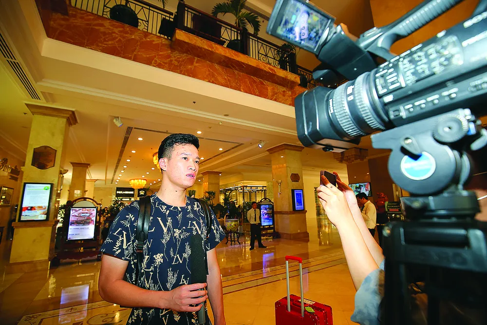 Tiền vệ Nguyễn Hoàng Đức trả lời phỏng vấn sau khi đến khách sạn REX - Sài Gòn chờ dự gala trao giải