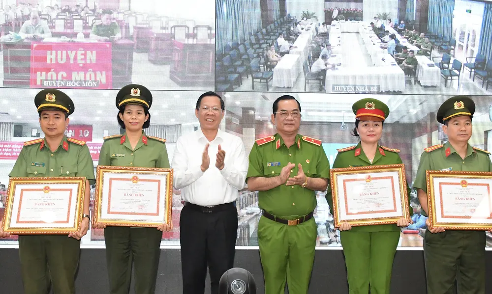 Chủ tịch UBND TPHCM Phan Văn Mãi tặng bằng khen cho các tập thể, cá nhân xuất sắc trong việc triển khai, thực hiện Đề án 06. Ảnh: VIỆT DŨNG Chủ tịch UBND TPHCM Phan Văn Mãi tặng bằng khen cho các tập thể, cá nhân xuất sắc trong việc triển khai, thực hiện Đề án 06. Ảnh: VIỆT DŨNG