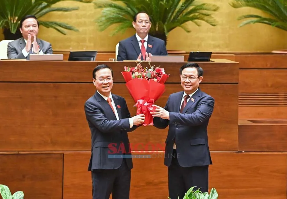 Chủ tịch Quốc hội Vương Đình Huệ tặng hoa chúc mừng tân Chủ tịch nước Võ Văn Thưởng. Ảnh: VIẾT CHUNG Chủ tịch Quốc hội Vương Đình Huệ tặng hoa chúc mừng tân Chủ tịch nước Võ Văn Thưởng. Ảnh: VIẾT CHUNG