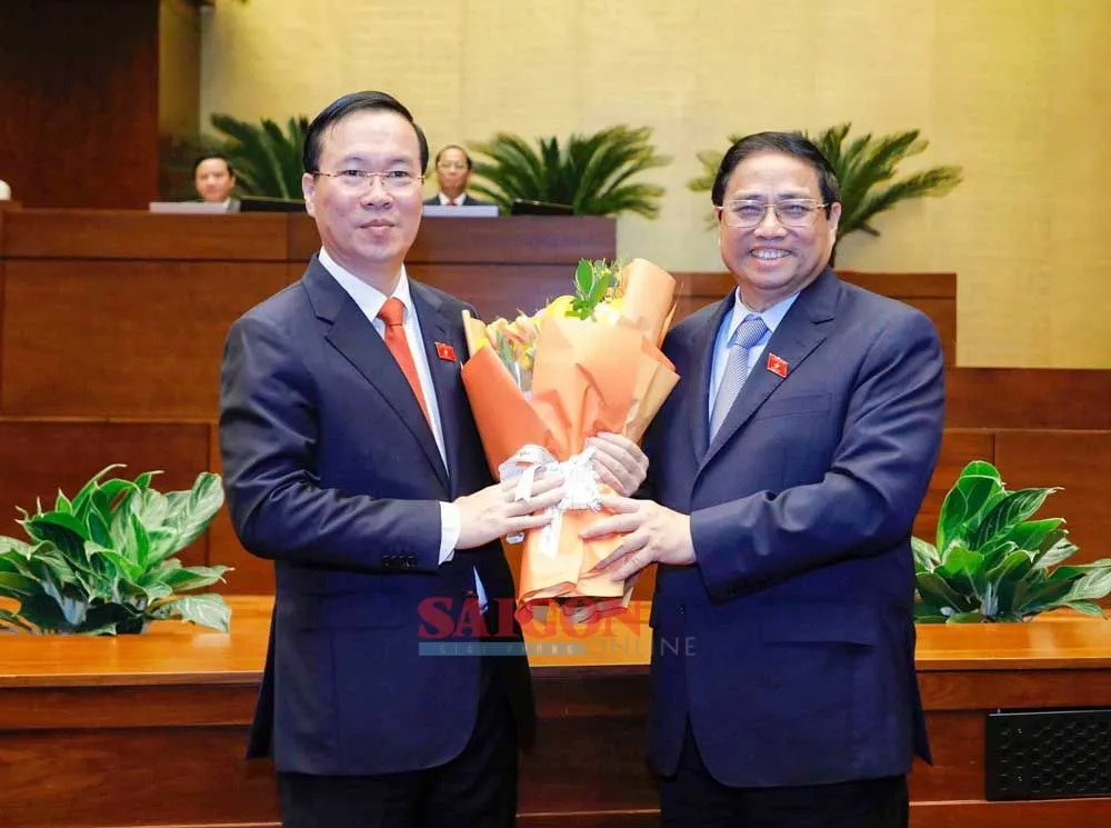 Thủ tướng Phạm Minh Chính tặng hoa chúc mừng tân Chủ tịch nước Võ Văn Thưởng. Ảnh: VIẾT CHUNG Thủ tướng Phạm Minh Chính tặng hoa chúc mừng tân Chủ tịch nước Võ Văn Thưởng. Ảnh: VIẾT CHUNG