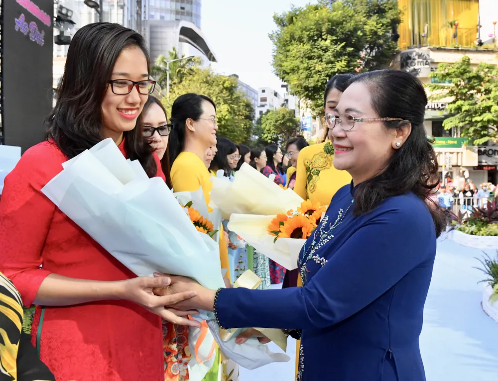 Chủ tịch HĐND TPHCM Nguyễn Thị Lệ tặng hoa chúc mừng các tập thể có thành tích xuất sắc. Ảnh: VIỆT DŨNG