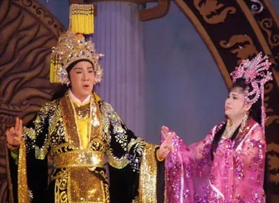 NSƯT Vũ Linh và nghệ sĩ Tài Linh trong trích đoạn cải lương Xử án Bàng Quý Phi