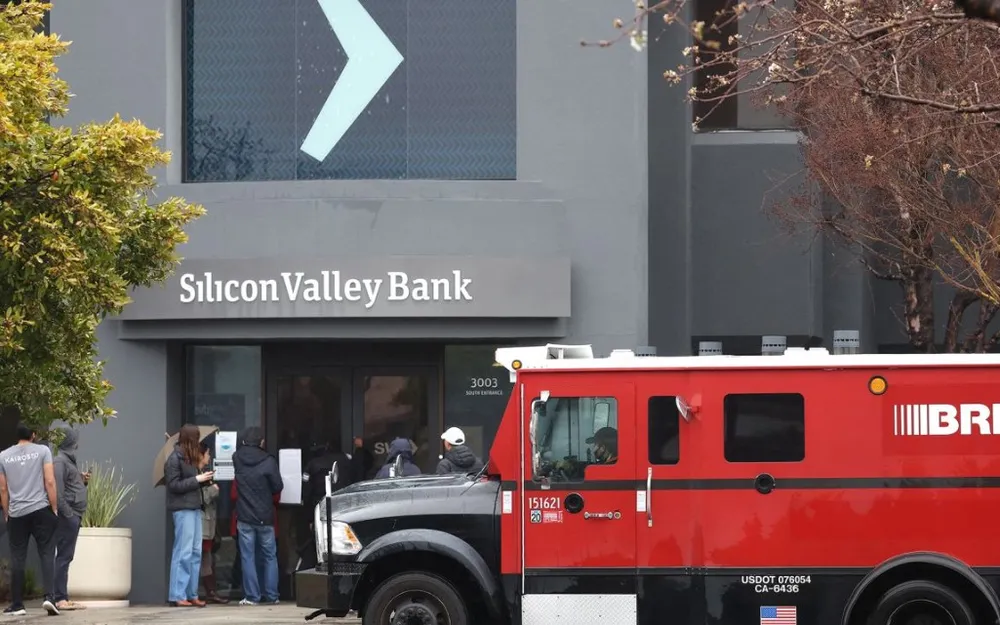 Người dân chờ đợi tin tức bên ngoài ngân hàng SVB. Ảnh: CNN Người dân chờ đợi tin tức bên ngoài ngân hàng SVB. Ảnh: CNN