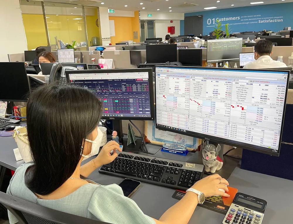 Khối ngoại mua ròng phiên thứ 6 liên tiếp trong phiên ngày 15-3. Ảnh: Nhà đầu tư giao dịch tại một công ty chứng khoán. Ảnh: HOÀNG HÙNG