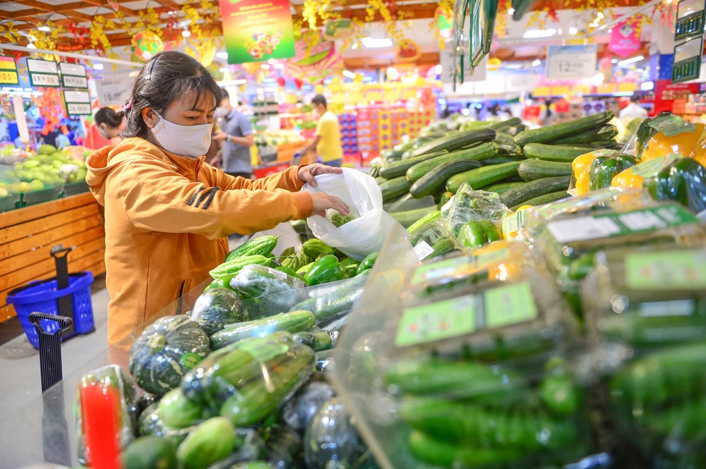 Khách hàng chọn sản phẩm với bao bì thân thiện môi trường