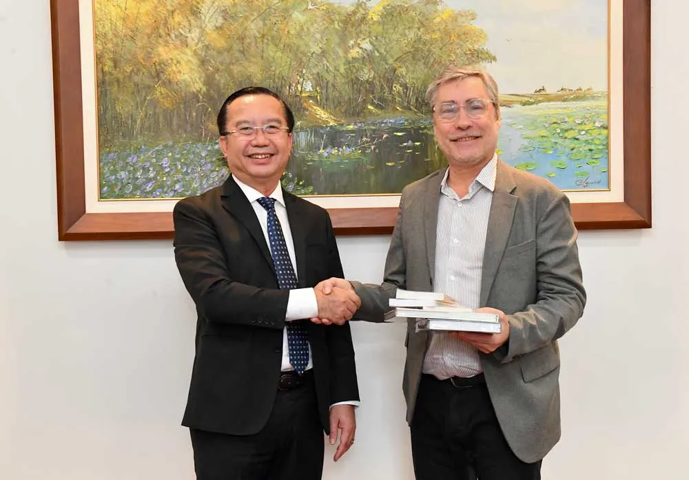 Giám đốc Sở VH-TT TPHCM Trần Thế Thuận tặng sách cho ông Ezequiel Martinez,Tổng Giám đốc Tổ chức sách. Ảnh: VIỆT DŨNG Giám đốc Sở VH-TT TPHCM Trần Thế Thuận tặng sách cho ông Ezequiel Martinez,Tổng Giám đốc Tổ chức sách. Ảnh: VIỆT DŨNG