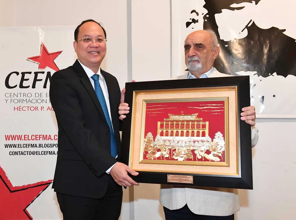 Phó Bí thư Thành ủy TPHCM Nguyễn Hồ Hải chuyển quà tặng của Bí thư Thành ủy TPHCM Nguyễn Văn Nên đến Đảng Cộng sản Argentina. Ảnh: VIỆT DŨNG Phó Bí thư Thành ủy TPHCM Nguyễn Hồ Hải chuyển quà tặng của Bí thư Thành ủy TPHCM Nguyễn Văn Nên đến Đảng Cộng sản Argentina. Ảnh: VIỆT DŨNG