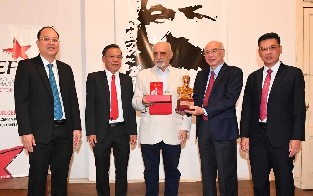 Phó Bí thư Thành ủy TPHCM Nguyễn Hồ Hải cùng các đồng chí lãnh đạo TPHCM tặng quà lưu niệm cho Đảng Cộng sản Argentina. Ảnh: VIỆT DŨNG Phó Bí thư Thành ủy TPHCM Nguyễn Hồ Hải cùng các đồng chí lãnh đạo TPHCM tặng quà lưu niệm cho Đảng Cộng sản Argentina. Ảnh: VIỆT DŨNG