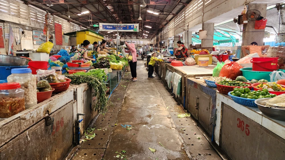 Khách hàng thưa thớt tại khu vực bán hàng tươi sống ở chợ Gò Vấp