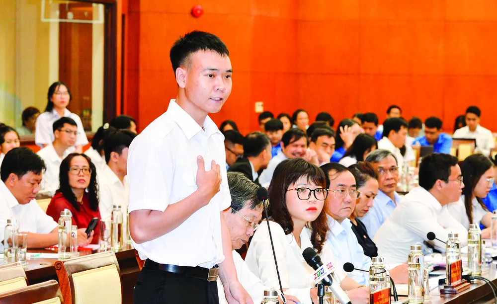 Sinh viên nêu ý kiến với lãnh đạo tại buổi gặp gỡ. Ảnh: CAO THĂNG