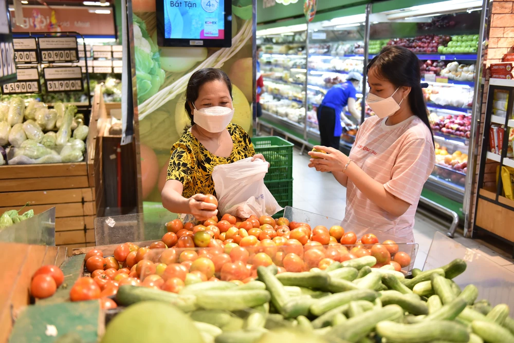 Khách hàng chọn mua sản phẩm xanh tại siêu thị