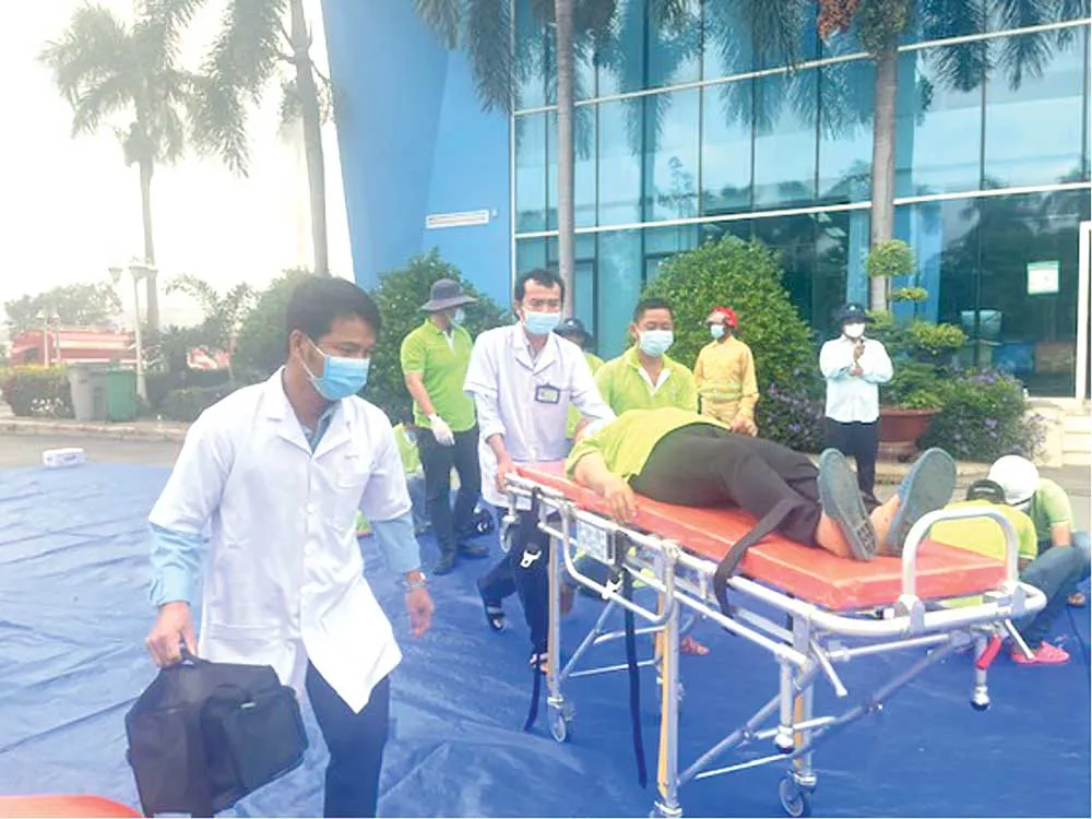 Di chuyển nạn nhân để đưa đi cấp cứu