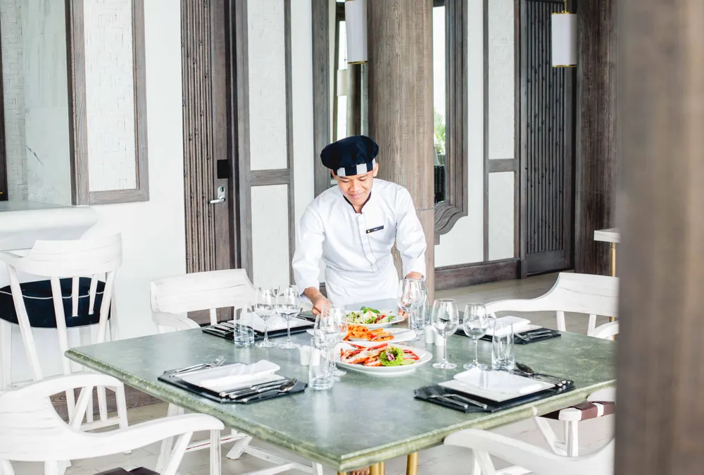 Nhân viên phục vụ tại InterContinental Danang Nhân viên phục vụ tại InterContinental Danang