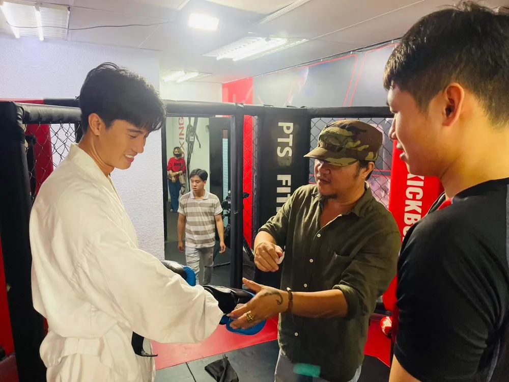 Đạo diễn Trần Đức Long chỉ đạo diễn xuất cho diễn viên Đạt Nguyễn Đạo diễn Trần Đức Long chỉ đạo diễn xuất cho diễn viên Đạt Nguyễn