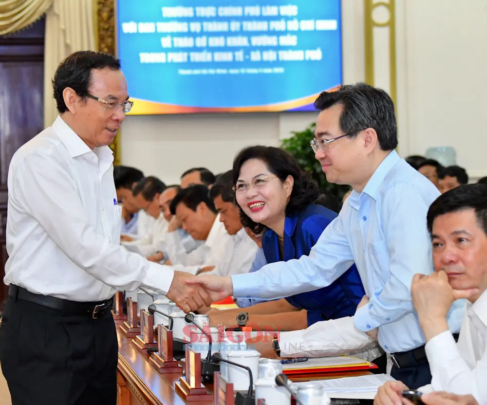 Bí thư Thành uỷ TPHCM gặp gỡ đại biểu. Ảnh: VIỆT DŨNG