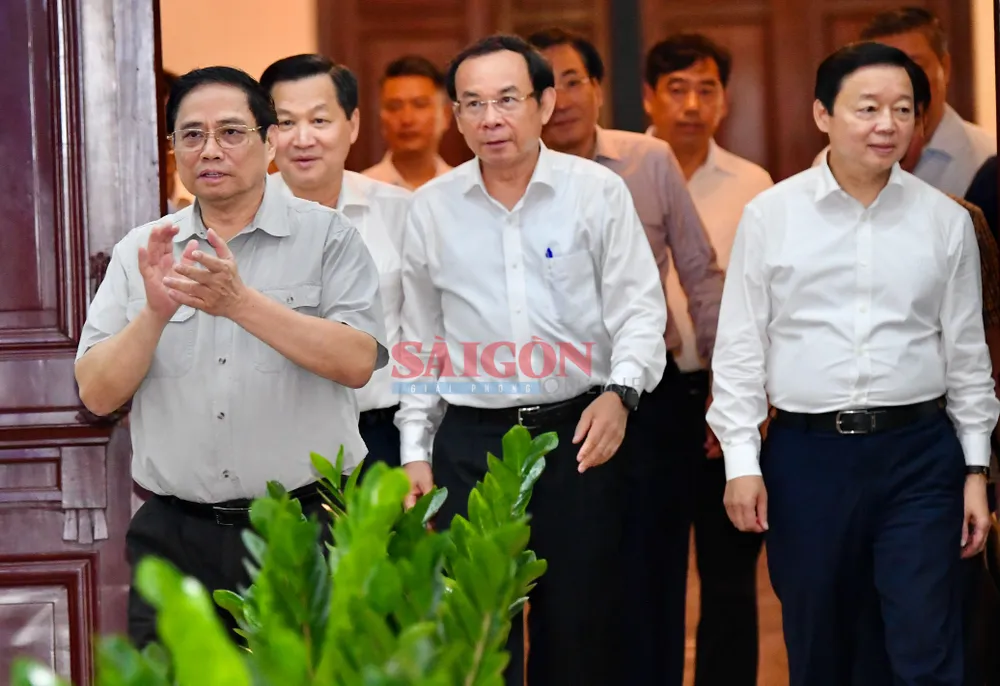 Thường trực Chính phủ làm việc với Ban Thường vụ Thành ủy TPHCM. Ảnh: VIỆT DŨNG