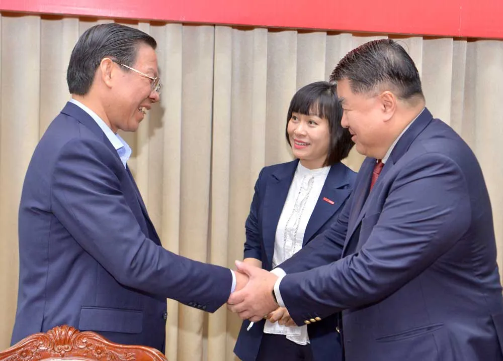 Chủ tịch UBND TPHCM Phan Văn Mãi trao đổi với các nhà đầu tư nước ngoài. Ảnh: CAO THĂNG Chủ tịch UBND TPHCM Phan Văn Mãi trao đổi với các nhà đầu tư nước ngoài. Ảnh: CAO THĂNG