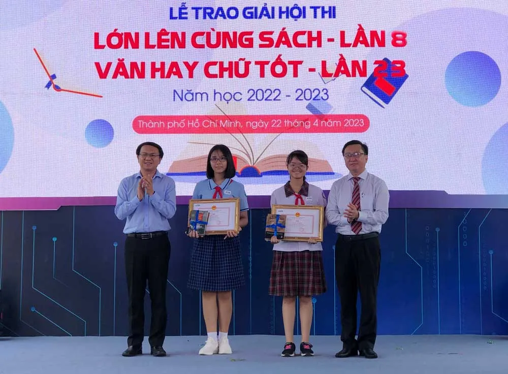 Ban Tổ chức trao giải Nhất Hội thi “Văn hay chữ tốt” lần 23 Ban Tổ chức trao giải Nhất Hội thi “Văn hay chữ tốt” lần 23